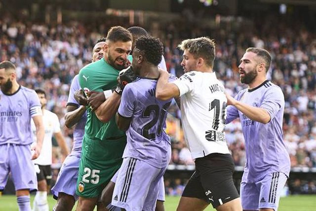 A 'gravata' e reação que levaram à expulsão de Vinícius Júnior (vídeo)