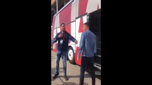 Berghuis agride adepto do Twente