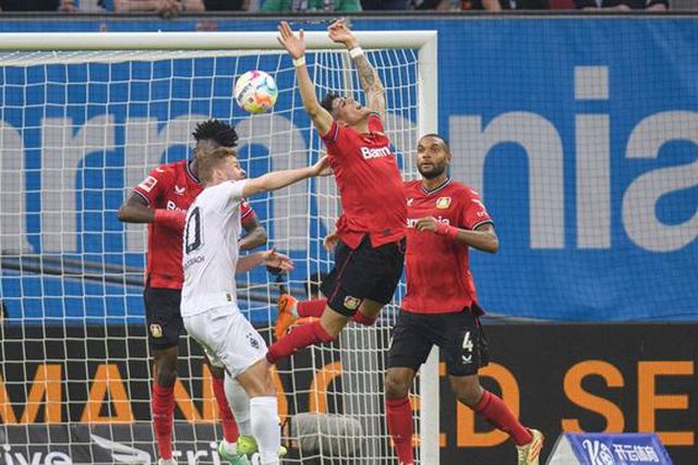 Leverkusen ‘de Grimaldo’ em vantagem pela Liga Conferência