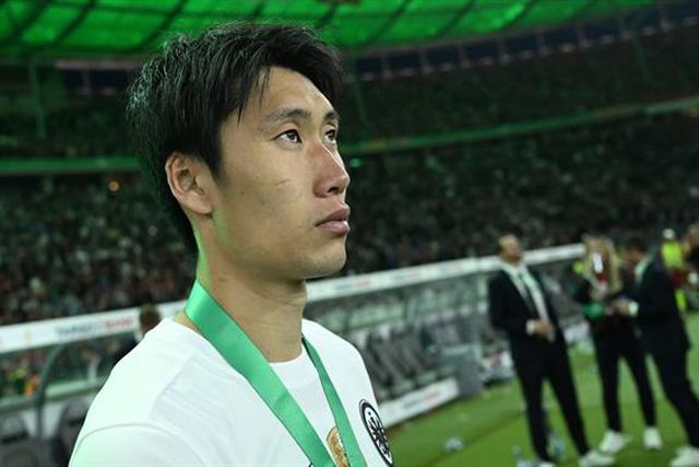 A chegada de Kamada a Roma (vídeo)