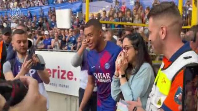 Adepta leva bolada de Mbappé e acaba recompensada