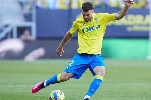 Lateral-direito espanhol perto da Amoreira