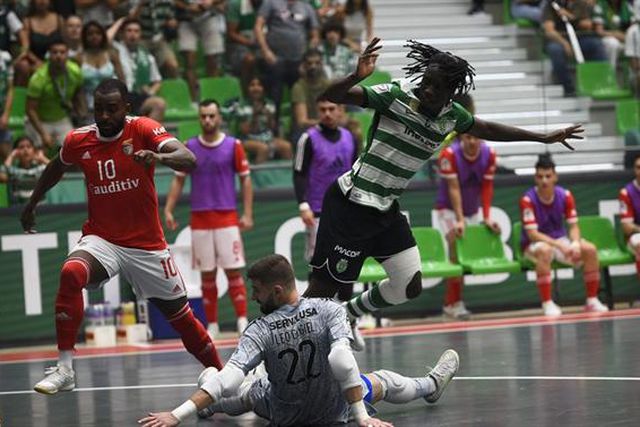 Ricardinho (especialista em obras de arte) reagiu assim ao golo de Zicky Té...