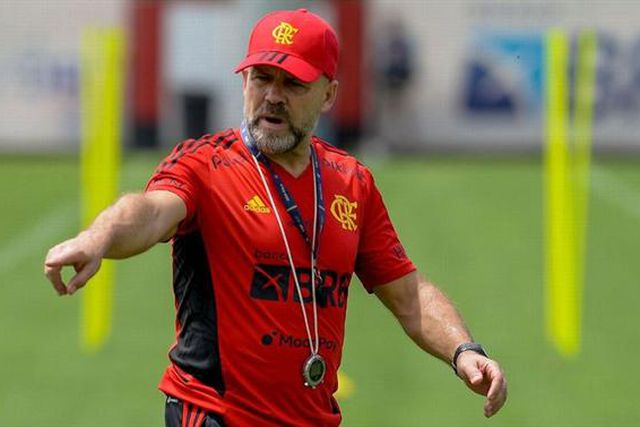 Preparador físico com Vítor Pereira e Jesus rebate críticas de Sampaoli: «Está a fugir às responsabilidades dele»