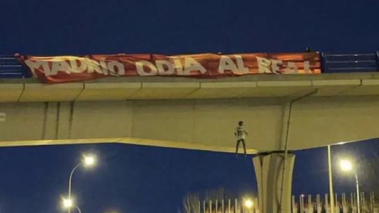 Detidos quatros suspeitos de pendurar boneco com camisola de Vinícius Jr. em ponte de Madrid