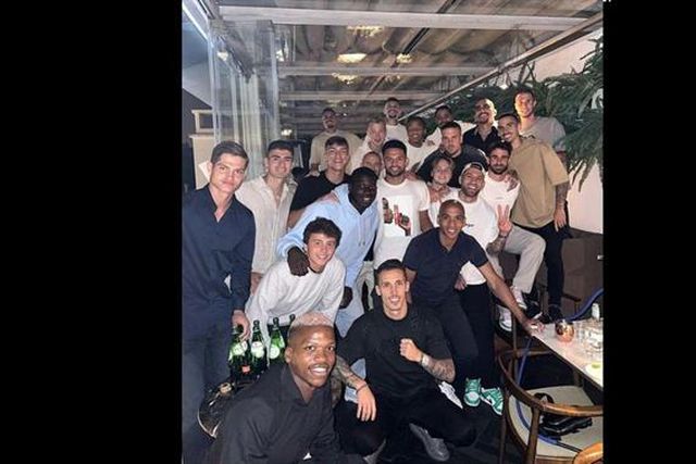 Plantel saiu para jantar e Otamendi mostrou