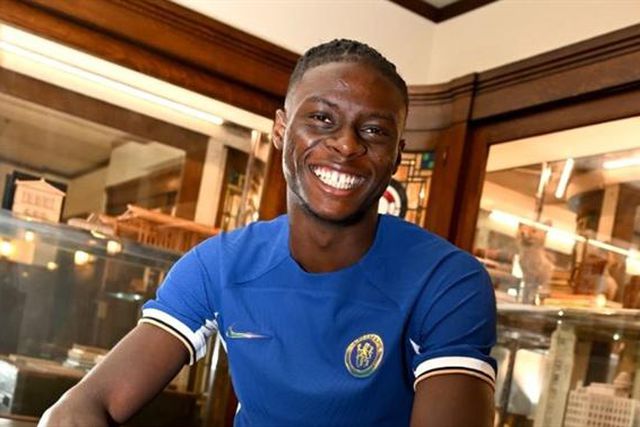 Oficial: médio francês assina até 2030