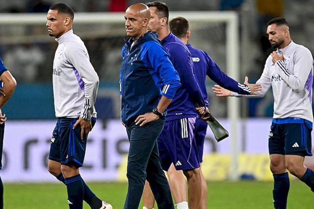 Cruzeiro, de Pepa, empata em jogo louco com dois golos de Arthur Gomes na estreia