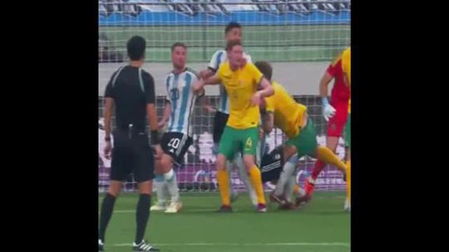 Otamendi chocou com Enzo e saiu lesionado do particular da Argentina com a Austrália