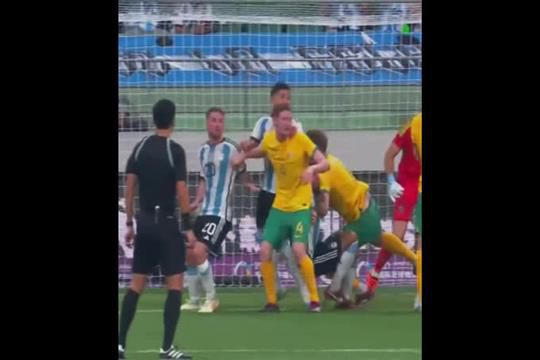 Otamendi chocou com Enzo e saiu lesionado do particular da Argentina com a Austrália