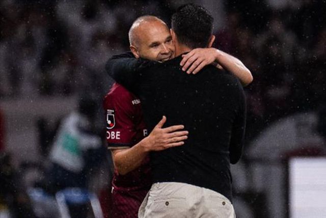 Iniesta homenageado e não contém as lágrimas (vídeos)