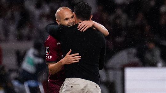 Iniesta homenageado e não contém as lágrimas (vídeos)