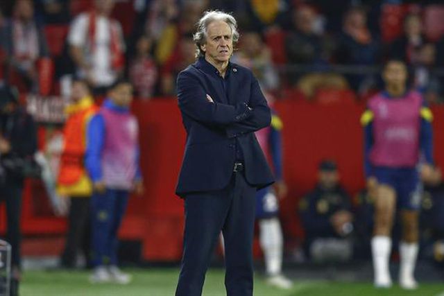 Fenerbahçe, de Jesus, com derrota pesada em casa do novo campeão