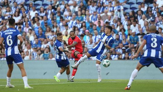 Namaso salva a honra no empate da apresentação