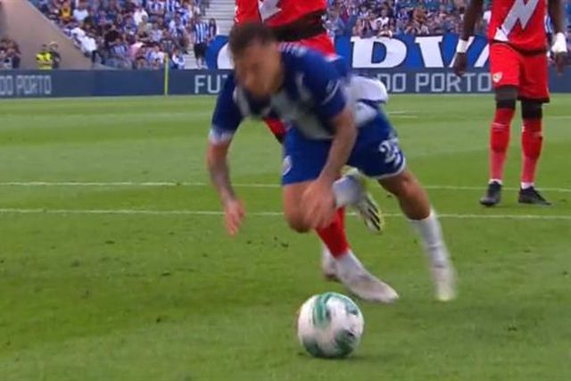 Otávio caiu na área mas não houve penálti no Dragão (vídeo)
