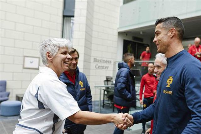 É surda, foi 90 vezes internacional e vive na Islândia, onde visitou a Seleção