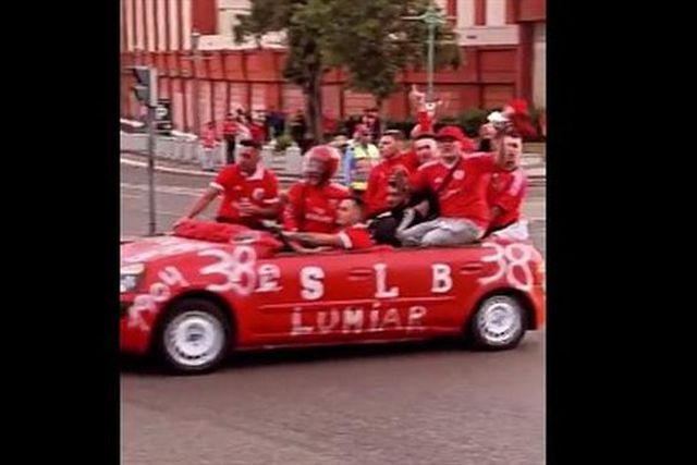 Quantos benfiquistas cabem num Clio? (vídeo)