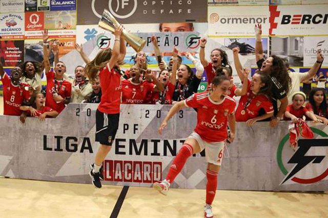 Hexacampeãs nacionais dão autógrafos na Luz