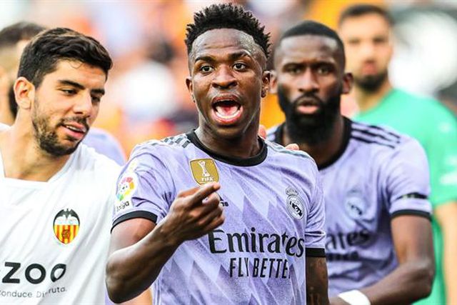 Mensagem de apoio a Vinícius Jr. na camisola