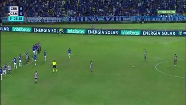 Hulk marca golo de livre frente a Pepa quase do meio-campo