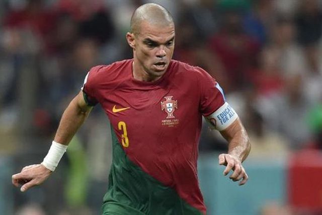 Pepe comenta assobios a João Mário e Otávio com António Silva pelo meio