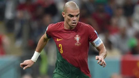 Pepe comenta assobios a João Mário e Otávio com António Silva pelo meio