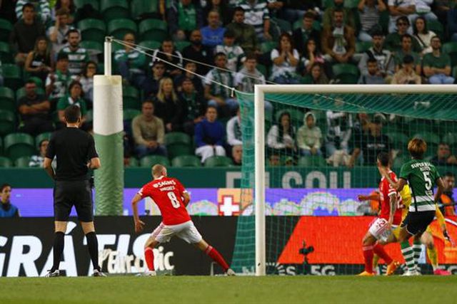 Aursnes reduz para o Benfica em Alvalade (vídeo)