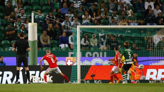 Aursnes reduz para o Benfica em Alvalade (vídeo)