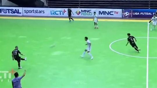 Aos 37 anos, Ricardinho marca golaço na Indonésia (vídeo)