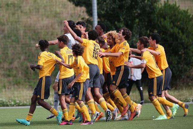 Sporting vence FC Porto e oferece título... ao Benfica!