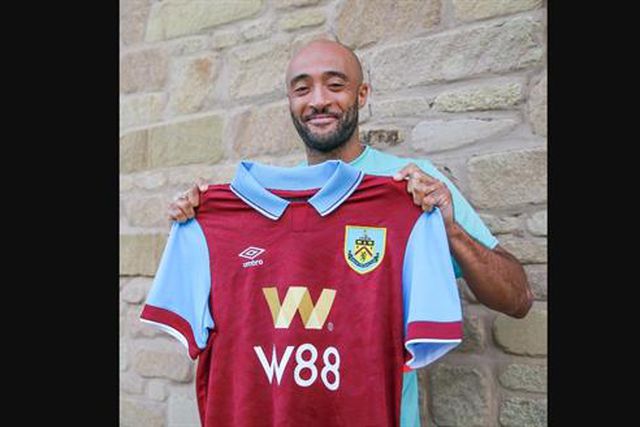 Burnley volta a surpreender com vídeo a anunciar novo extremo (vídeo)
