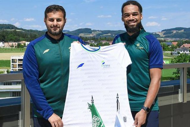 Oficial: central belga ex-Lyon chega do Dubai