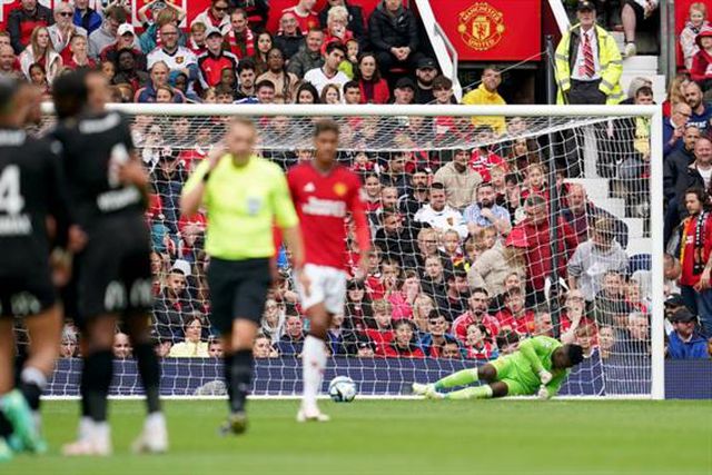 Onana sofre golo do meio-campo na estreia em Old Trafford (vídeo)