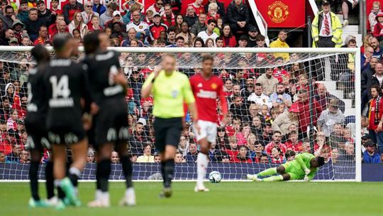 Onana sofre golo do meio-campo na estreia em Old Trafford (vídeo)