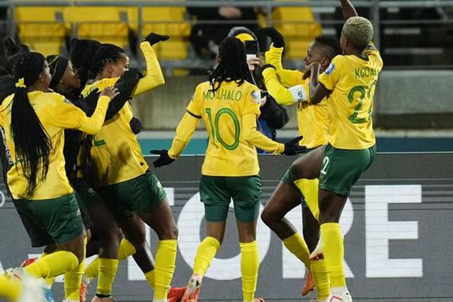 África do Sul ‘rouba’ segundo lugar a Itália com golo de ex-Benfica aos 90+2’ e faz história