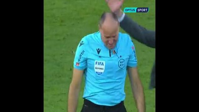 Lágrimas, estádio de pé e guarda de honra na despedida de Mateu Lahoz