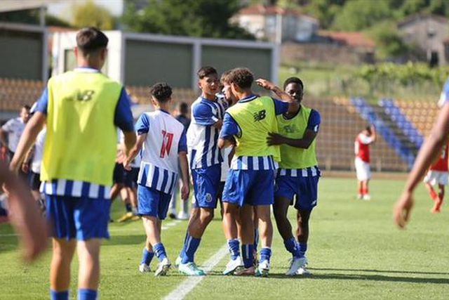Dragões goleiam e mantêm águias à vista