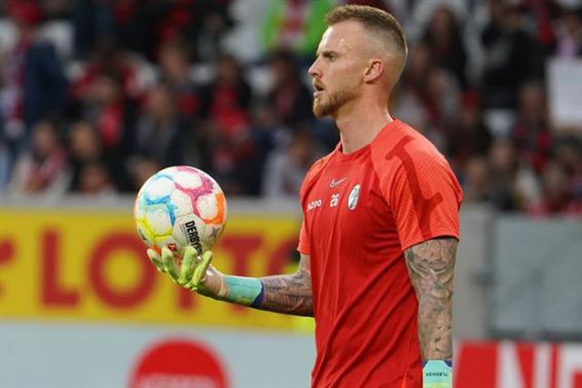 Oficial: Mark Flekken ruma à Premier League