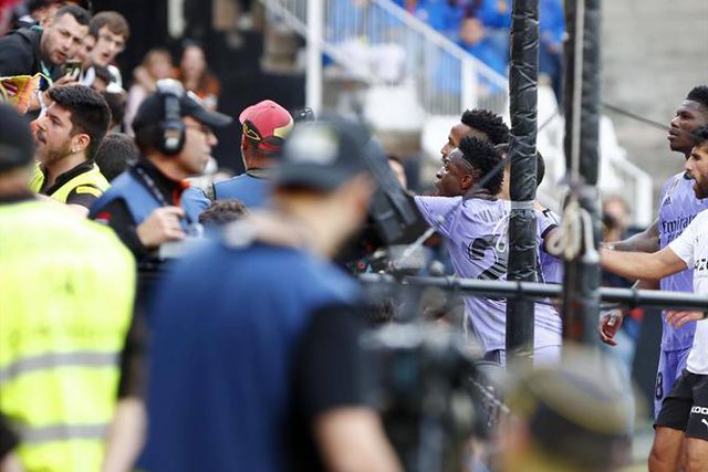 Identificados dois adeptos que insultaram Vini Jr.