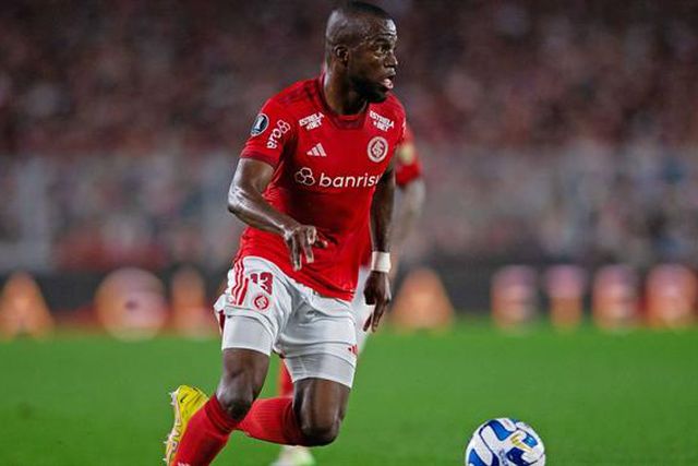 Bronca: Enner Valencia discute com colega e empurra dirigente (vídeos)