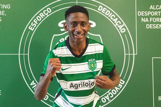 Júlio Vieira assina contrato de formação