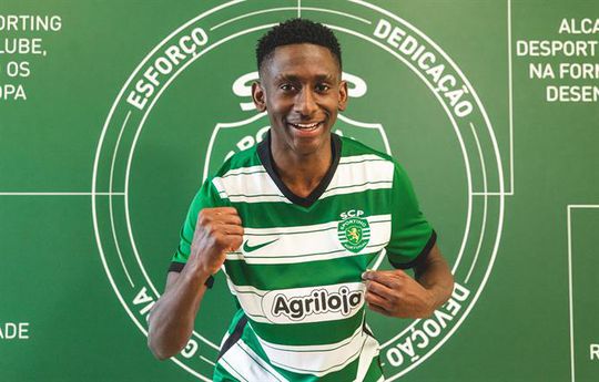 Júlio Vieira assina contrato de formação