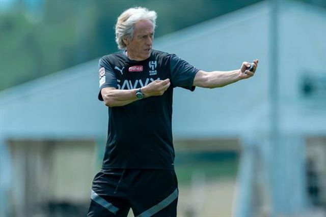 «Nos próximos dias chegará um atacante estrangeiro»