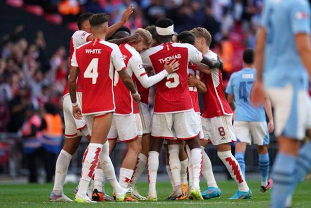 Fábio Vieira dá Supertaça inglesa ao Arsenal