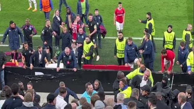 Caos na bancada: adeptos do AZ tentaram agredir familiares de jogadores do West Ham