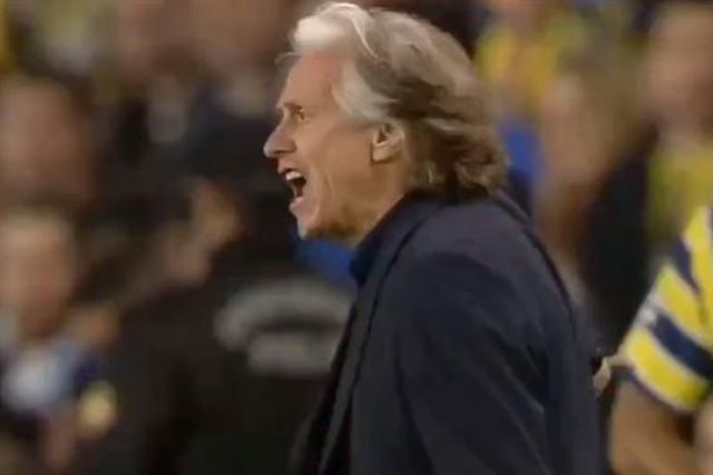 Jorge Jesus irrita-se e jogador pede-lhe… calma (vídeo)
