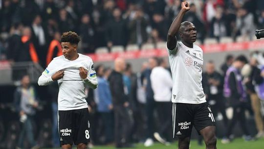 Besiktas vence (com golos de Gedson e Aboubakar) e iguala Jorge Jesus à condição