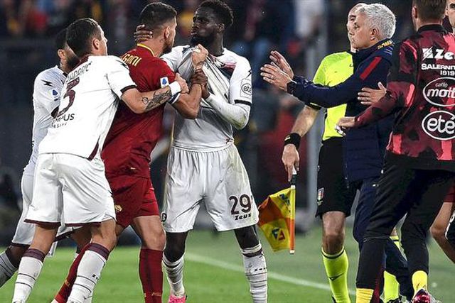 Roma de Mourinho volta a deslizar, agora em duelo com Paulo Sousa (veja os golos)