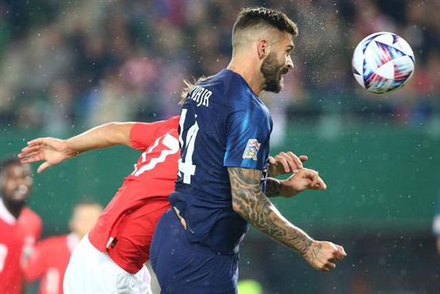 Pegou-se com adeptos no treino e deixou o estágio (vídeo)