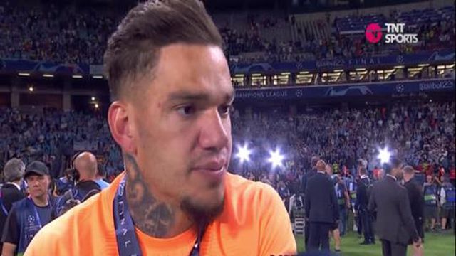 Ederson paga promessa e deixa cortar a barba 